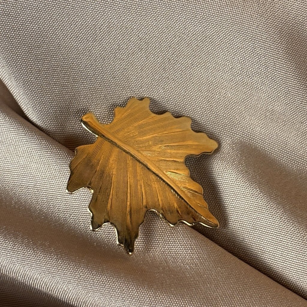 Gold Tone Textured Maple Leaf Brooch A9 9$